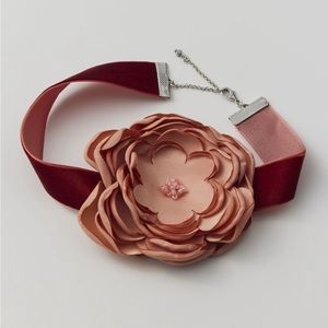 NWT UO rosette choker